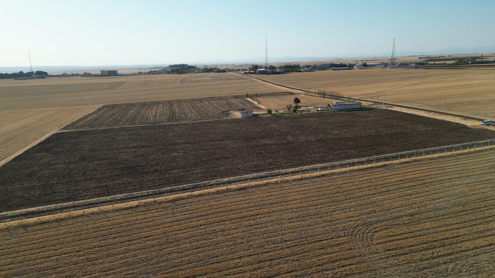 KAYA EMLAK'TAN MÜSTAKİL TEK TAPU 21,415M2 SUSUZ TARLA